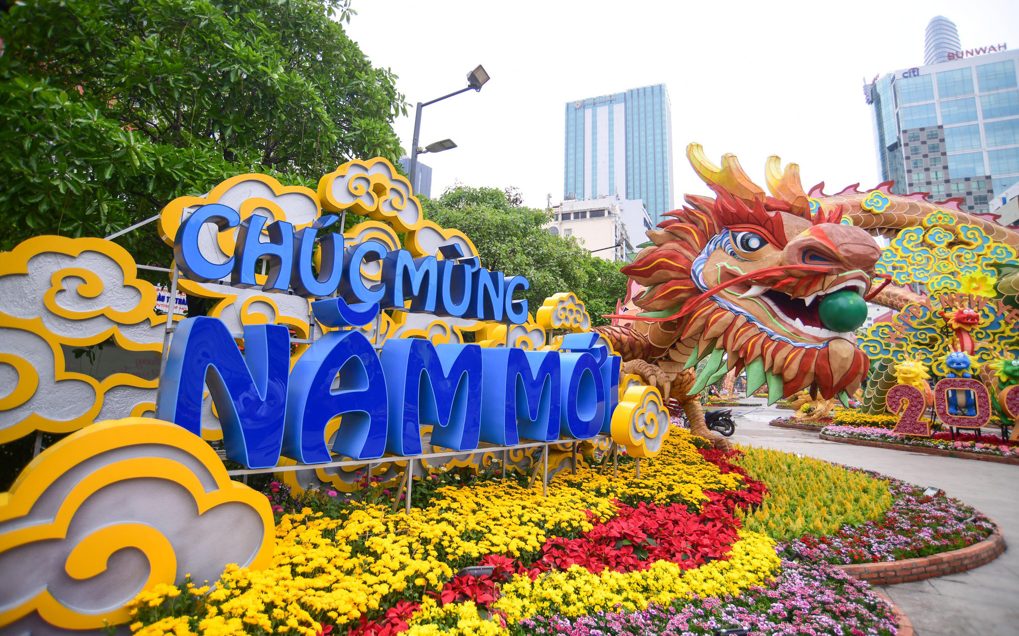 Người dân chuyển từ chê thành khen linh vật rồng Quảng Ngãi- Ảnh 5. Ba linh vật rồng trên đường hoa Nguyễn Huệ khoe dáng