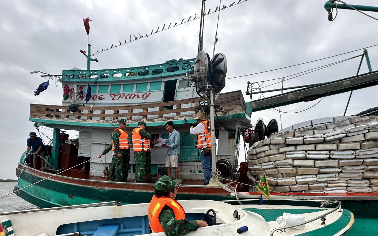 Phạt gần 1 tỉ đồng với chủ tàu cá ở Cà Mau vi phạm vùng biển nước ngoài- Ảnh 2. Phó thủ tướng yêu cầu 4 tỉnh mạnh tay xử lý các tàu cá vi phạm