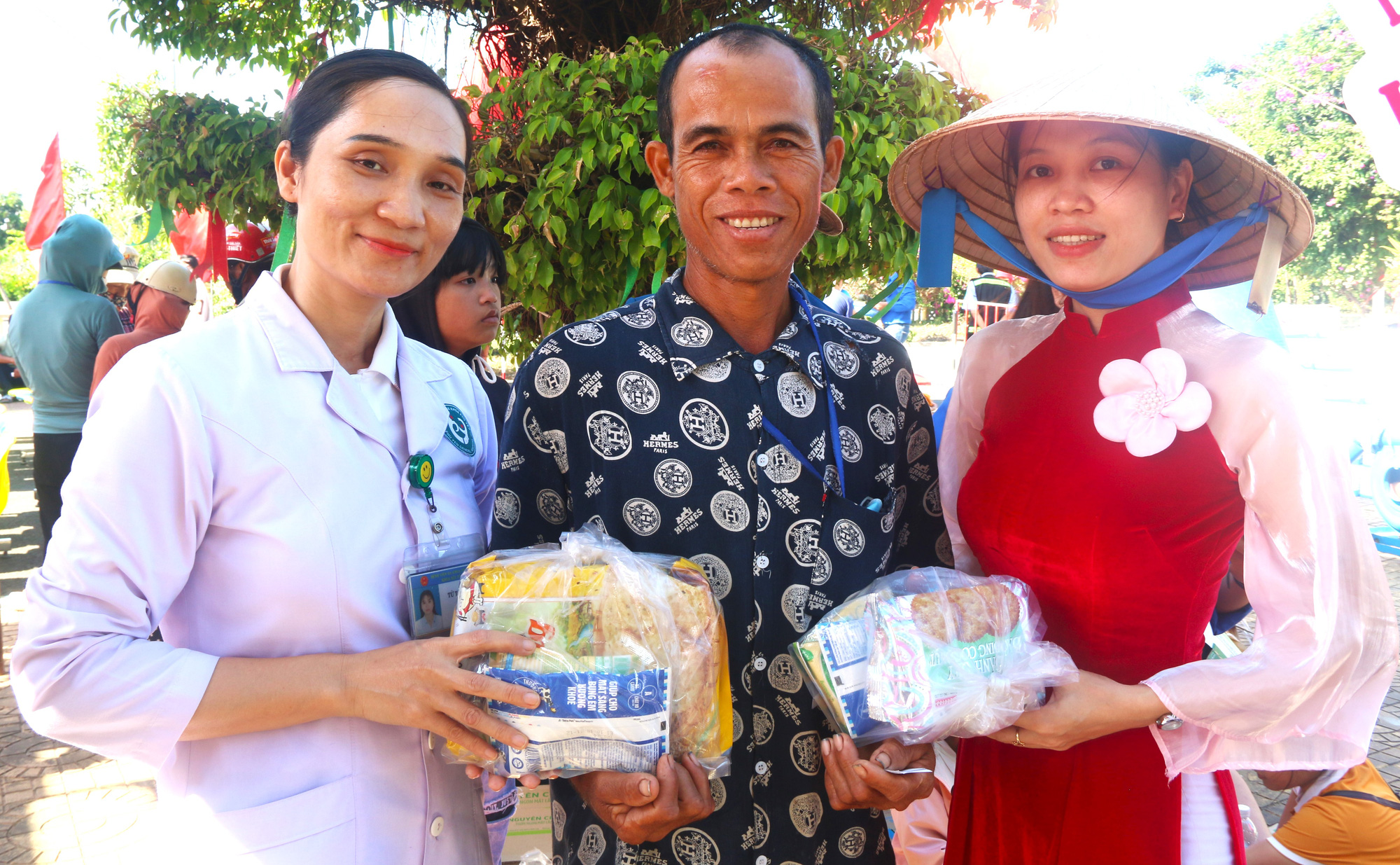 Bộ đội mở gian hàng 0 đồng trước cổng đơn vị, tặng người dân một tấn rau củ quả- Ảnh 3. Chăm lo Tết cho người bệnh từ những gian hàng 0 đồng