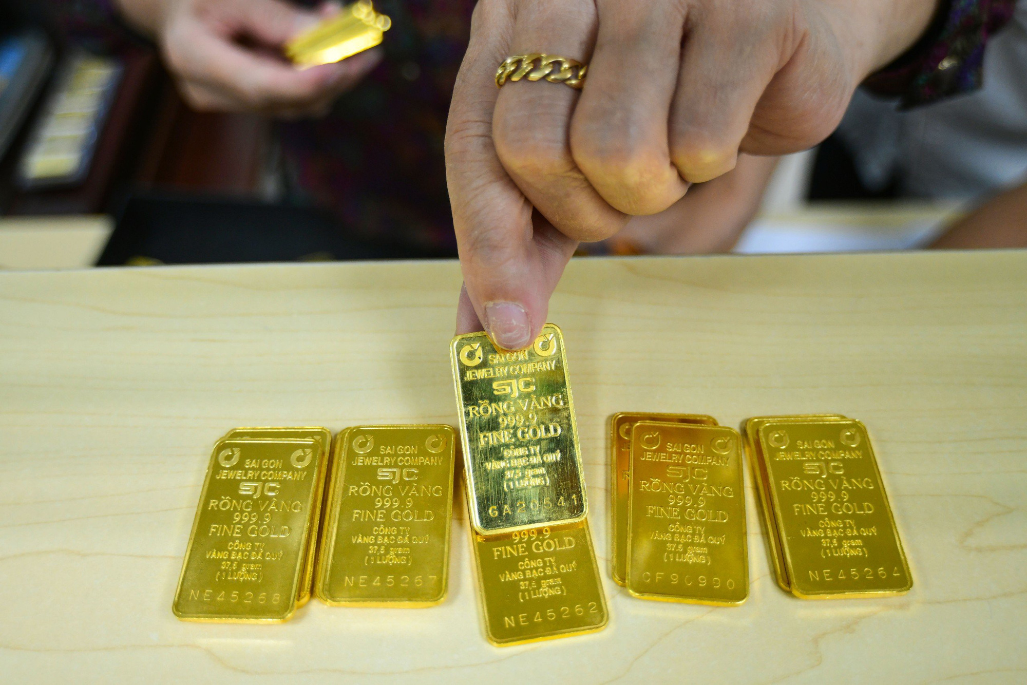 So với giá vàng thế giới quy đổi, giá vàng miếng SJC đang cao hơn đến 18,5 triệu đồng/lượng - Ảnh: QUANG ĐỊNH 