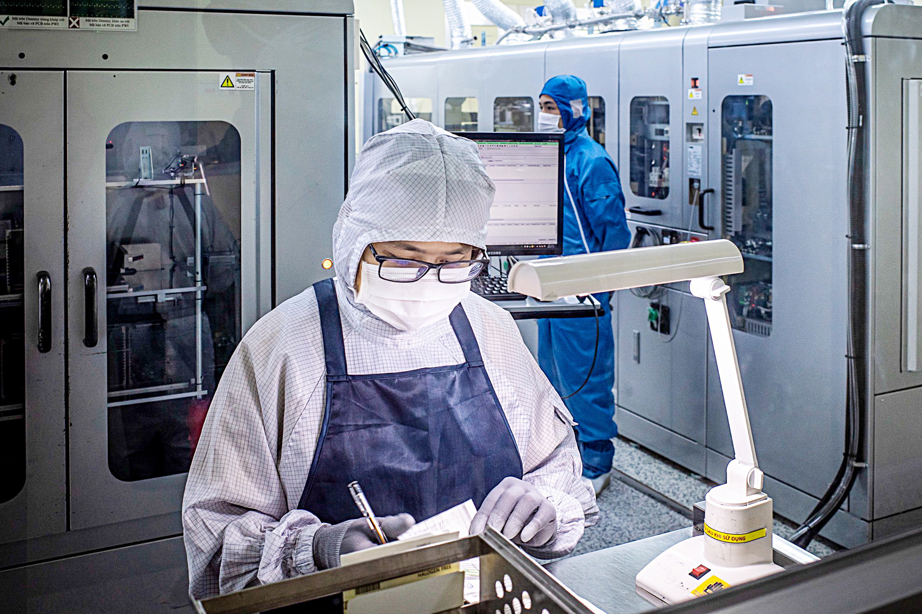 Công nhân sản xuất trong nhà máy triệu đô của Công ty TNHH Hana Micron Vina, vốn FDI của Hàn Quốc, tại Bắc Giang - Ảnh: GIANG SƠN ĐÔNG