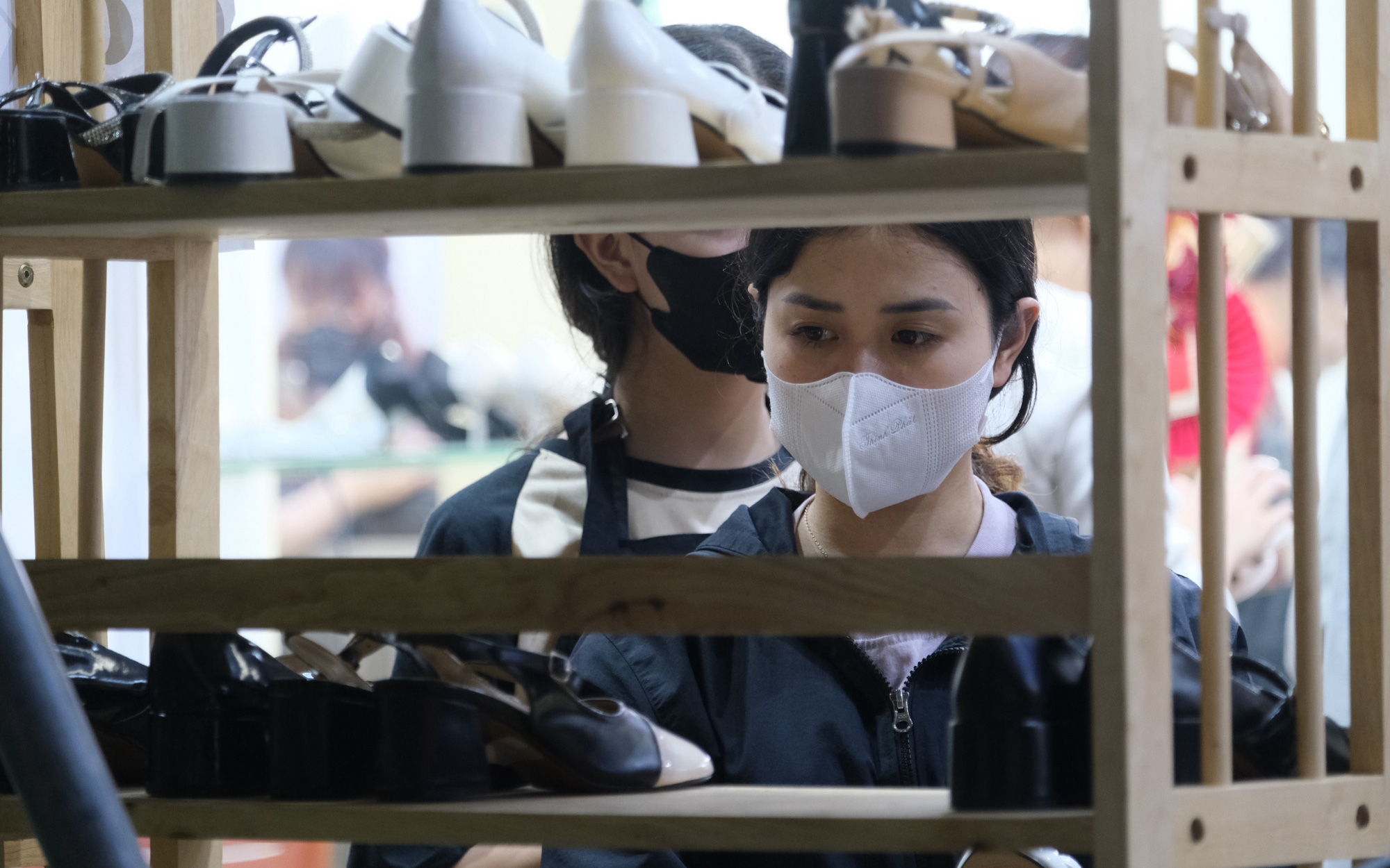 'Cháy túi', nợ nần vì săn sale quá đà- Ảnh 2. Giới trẻ Hà Nội đổ xô săn sale, tràn ra đường đêm cuối năm