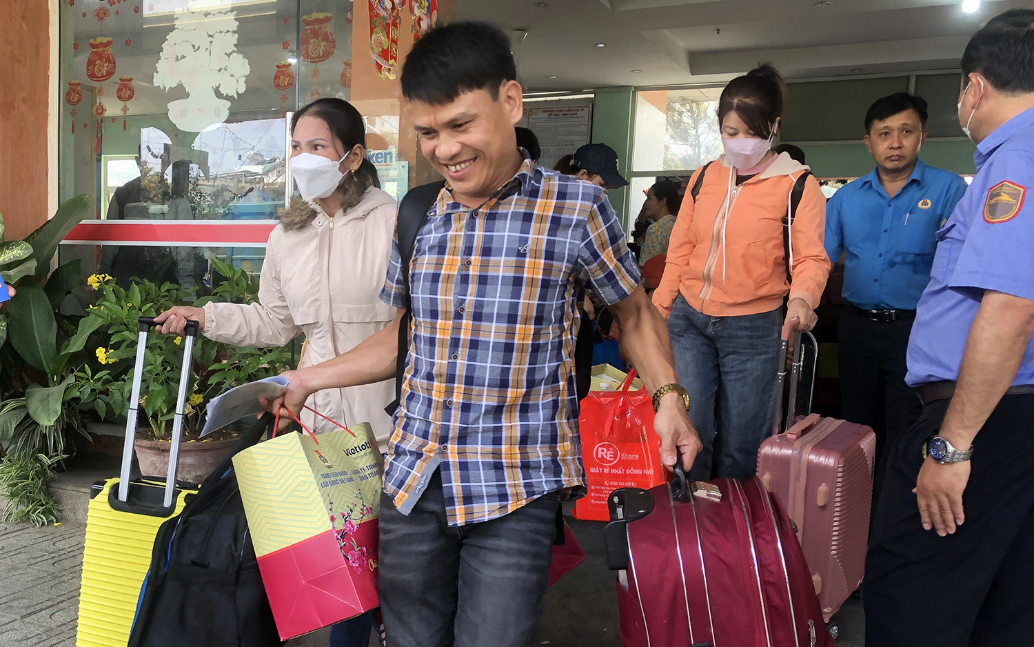 Chẳng ngại mưa bay, nhanh tay xách ba lô về quê ăn Tết- Ảnh 5. Công nhân hồ hởi lên Chuyến tàu Công đoàn - Xuân 2024 về quê đón Tết