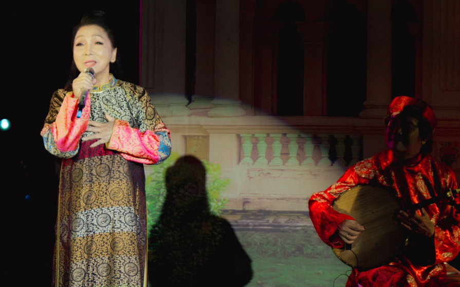 Nghệ sĩ cải lương Nam, Bắc hội ngộ đờn ca tài tử ở Hải Phòng- Ảnh 2. Nghệ sĩ cải lương Bạch Tuyết xúc động hát đờn ca tài tử Trên bến dưới thuyền