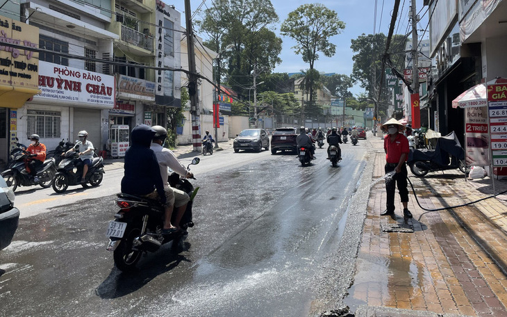 Lô cốt 'bóp nghẹt' đường Võ Văn Ngân, đi lại khó khăn- Ảnh 3. Chống ngập đường Võ Văn Ngân: Công ty Anh Vinh kiện chủ đầu tư yêu cầu bồi thường hơn 6,5 tỉ đồng
