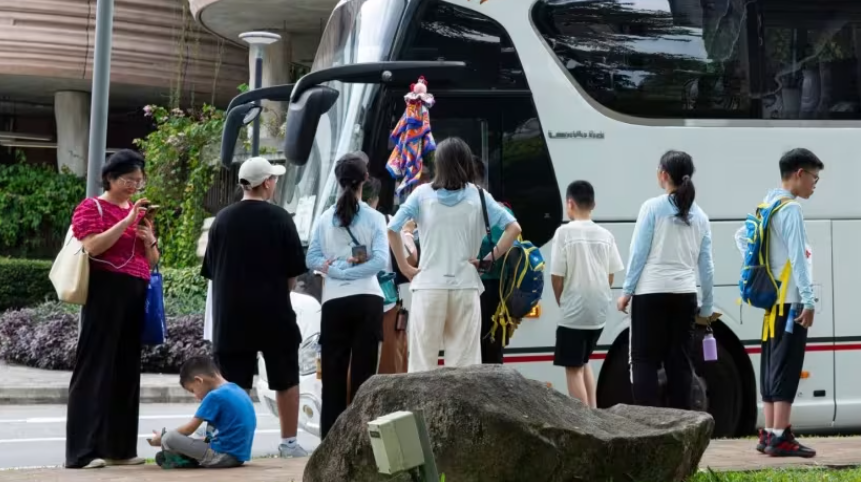 Đại học Singapore phải thu phí du khách do quá nổi tiếng- Ảnh 1. Khách du lịch dừng chân bên ngoài tòa nhà The Hive tại Đại học Công nghệ Nanyang vào ngày 31-1-2024 - Ảnh: LIM TI TING