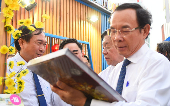 Doanh thu Lễ hội Đường sách Tết Giáp Thìn đạt hơn 10 tỉ đồng- Ảnh 4. Lễ hội Đường sách Tết Giáp Thìn lì xì sách cho 10 công dân tiêu biểu của TP.HCM