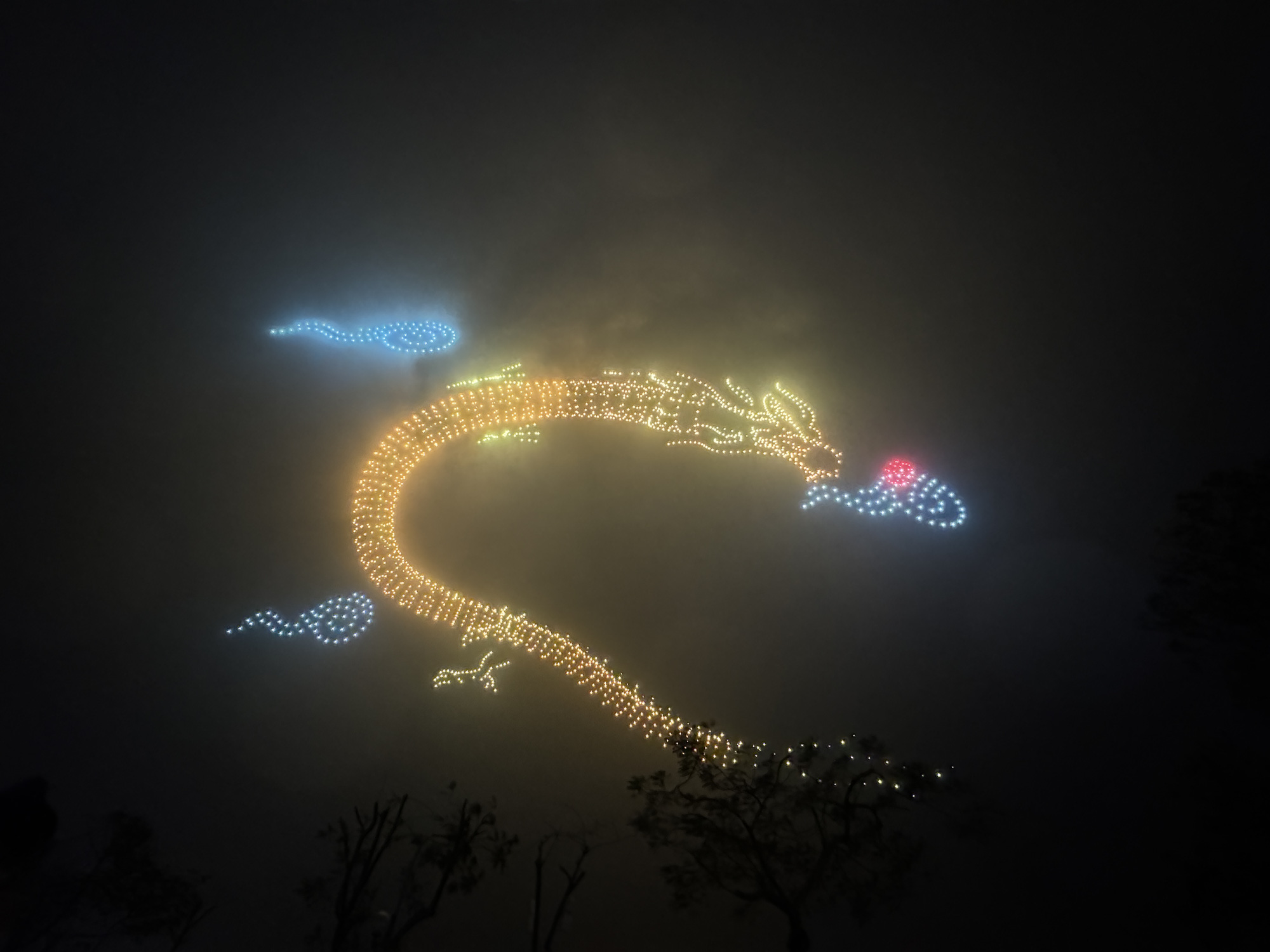 Rồng Thăng Long tạo hình từ 2.024 drone - Ảnh: NGUYỄN HIỀN