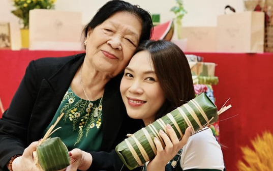 'TikToker mới nổi' Mỹ Tâm đu trend Hieuthuhai và cái kết- Ảnh 4. Mỹ Tâm nấu bánh tét với mẹ, Lệ Quyên reo lên em ơi xuân đến bên thềm rồi