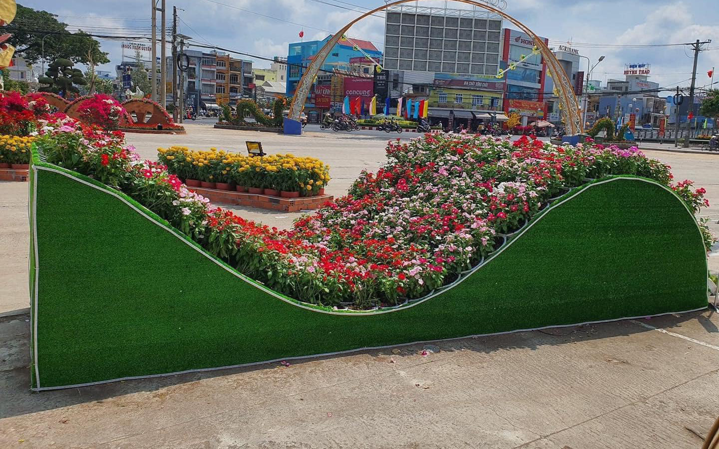 Ảnh vui 8-2: Bồn hoa dáng cong "chọc cười" vạn người xem