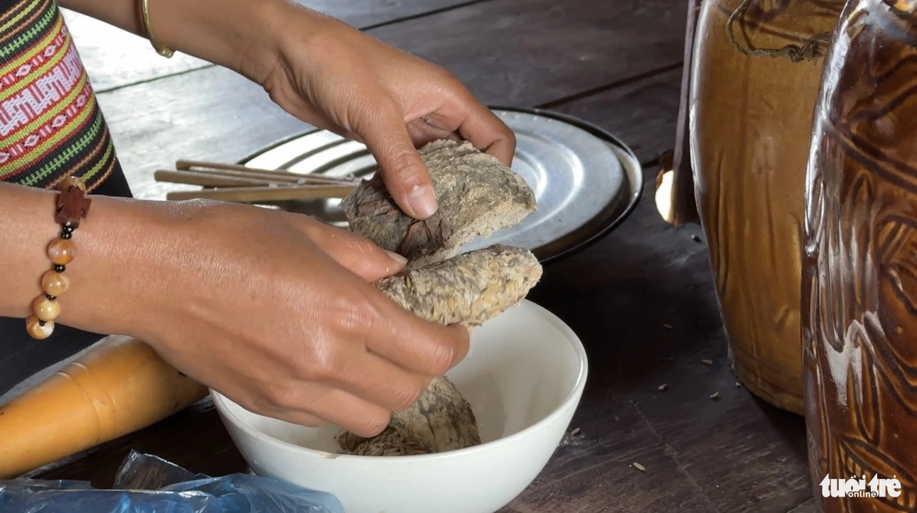 Men được giã nhuyễn để trộn với cơm để nguội - Ảnh: MINH PHƯƠNG