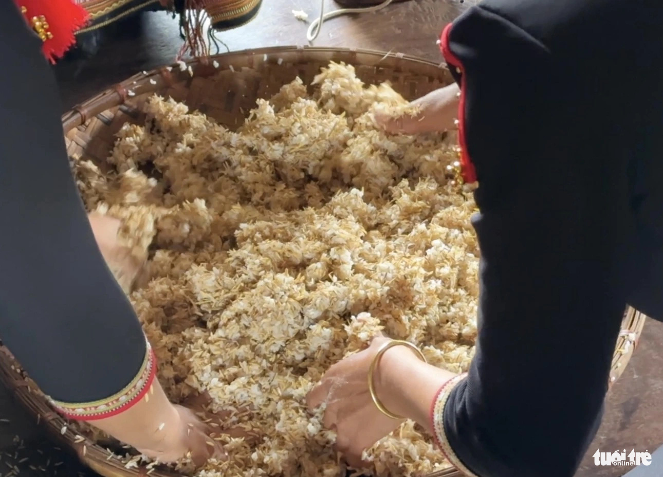 Công đoạn khá quan trọng là trộn men với cơm trước khi đem ủ - Ảnh: MINH PHƯƠNG