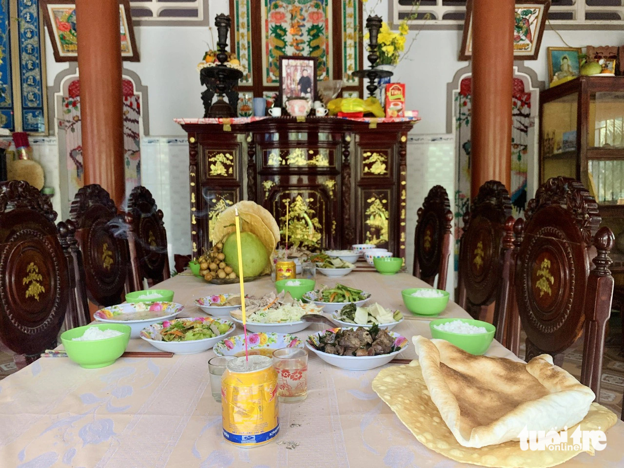 Mâm cơm cúng rước ông bà ở một gia đình miền Tây Nam Bộ - Ảnh: HOÀI PHƯƠNG Mâm cơm Cúng rước ông bà ở một gia đình miền Tây Nam Bộ - Ảnh: HOÀI PHƯƠNG