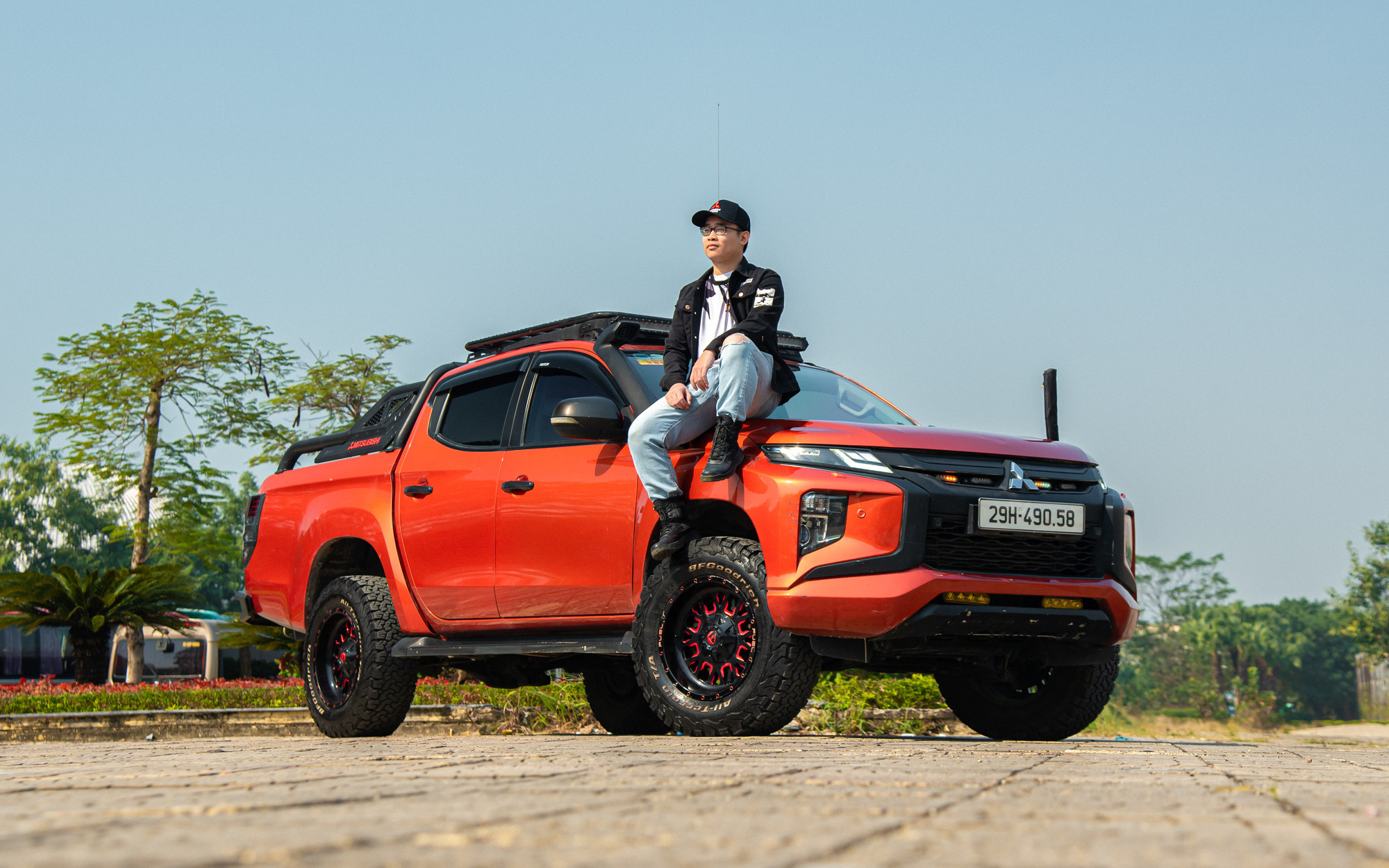 Chủ xe Mitsubishi Triton đi từ thiện vùng xa: "Không nhiều công nghệ, nhưng quăng đâu cũng được"
