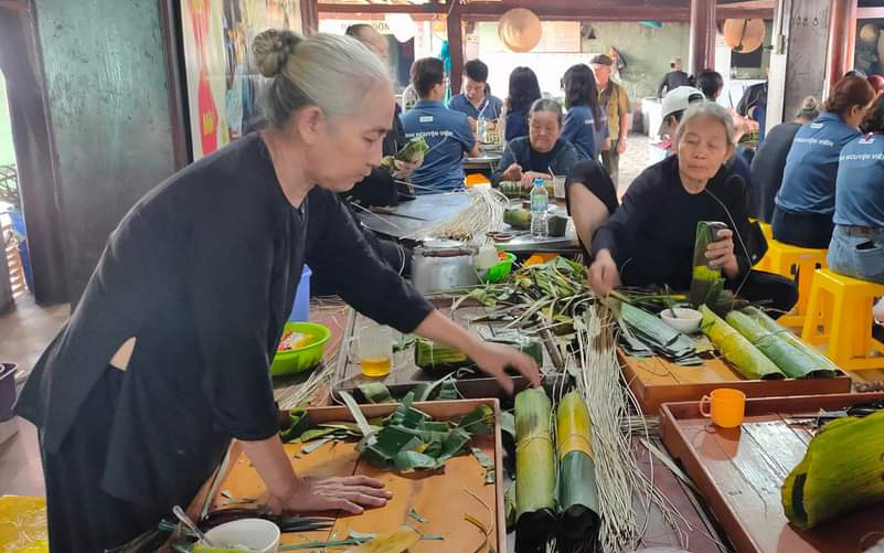Khoảnh khắc Tết của tôi: Chuyến du xuân đặc biệt, đến Bù Gia Mập lì xì cho tê tê, cầy mực, cu li...- Ảnh 8. Đến đảo Long Sơn xin chữ, gói bánh tét đón Tết Giáp Thìn