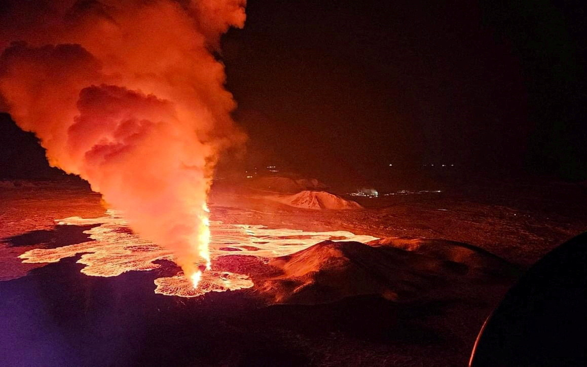 Núi lửa Indonesia phun trào dữ dội do động đất- Ảnh 2. Núi lửa phun trào ở Iceland, dung nham cao tới 80m