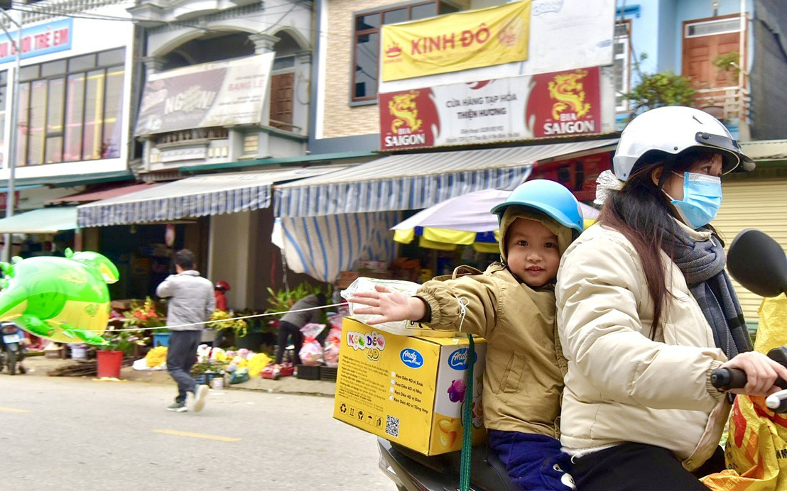 Từ Yên Bái, Tuyên Quang cũng về Phú Thọ viếng Đền Hùng ngày mùng 1 Tết- Ảnh 13. Chợ quê miền núi ngày giáp Tết