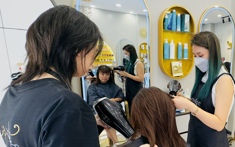 Chợ tăng giá, khách đến siêu thị mua sắm ngày 29 Tết đông nghẹt- Ảnh 4. Hối hả chi chục triệu làm tóc, sắm áo dài trước giờ tiệm nghỉ Tết