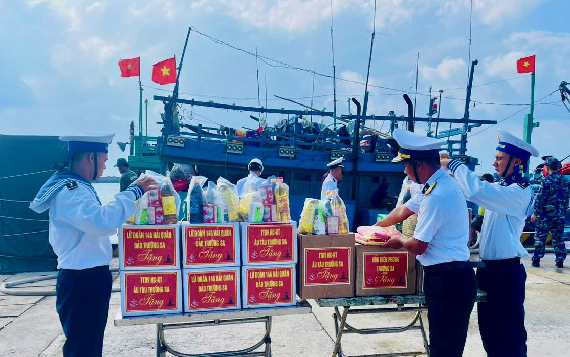 Trao gởi quà từ đất liền cho các trường học ở Trường Sa- Ảnh 2. Cán bộ, chiến sĩ đảo Trường Sa tặng quà cho ngư dân vào tránh gió mùa
