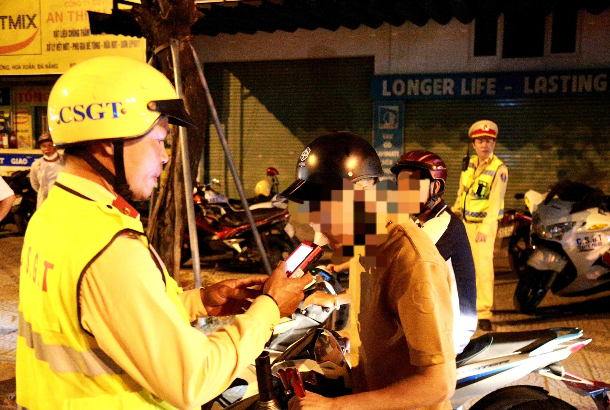 Cảnh sát giao thông Đà Nẵng kiểm tra nồng độ cồn - Ảnh: ĐOÀN CƯỜNG