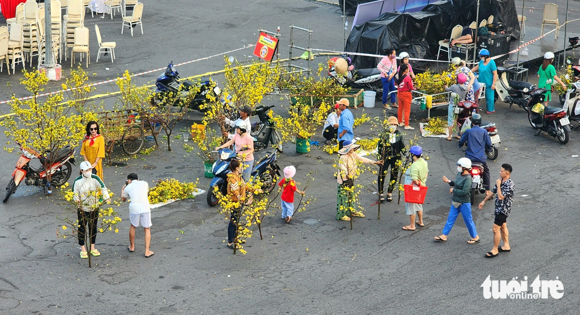 Một bên đường - nơi bán các nhánh mai vàng vào sáng 30 Tết Nguyên đán Giáp Thìn - Ảnh: NGỌC KHẢI
