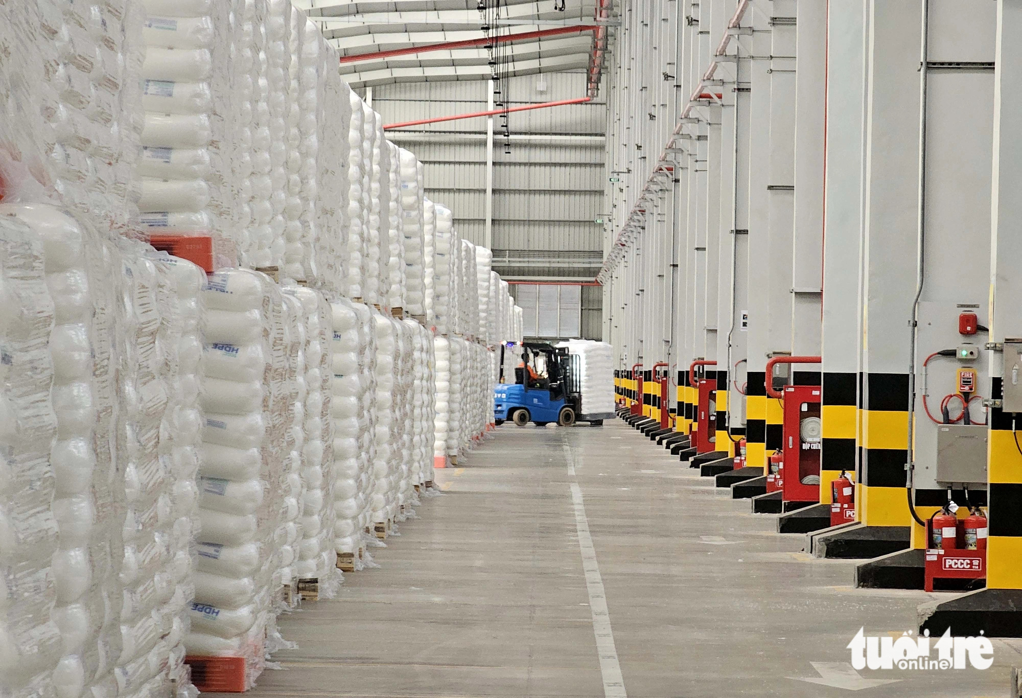 Các sản phẩm ra lò được đóng gói tự động và được vận chuyển lên xe container. Khi vận hành chính thức, tổng công suất của tổ hợp lên đến 1,4 triệu tấn/năm