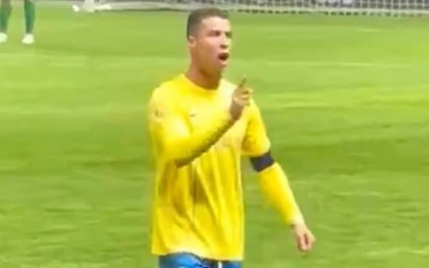 Cổ động viên tràn vào sân đánh nữ trọng tài- Ảnh 2. Ronaldo "nóng máu" vì cổ động viên cứ gọi tên Messi