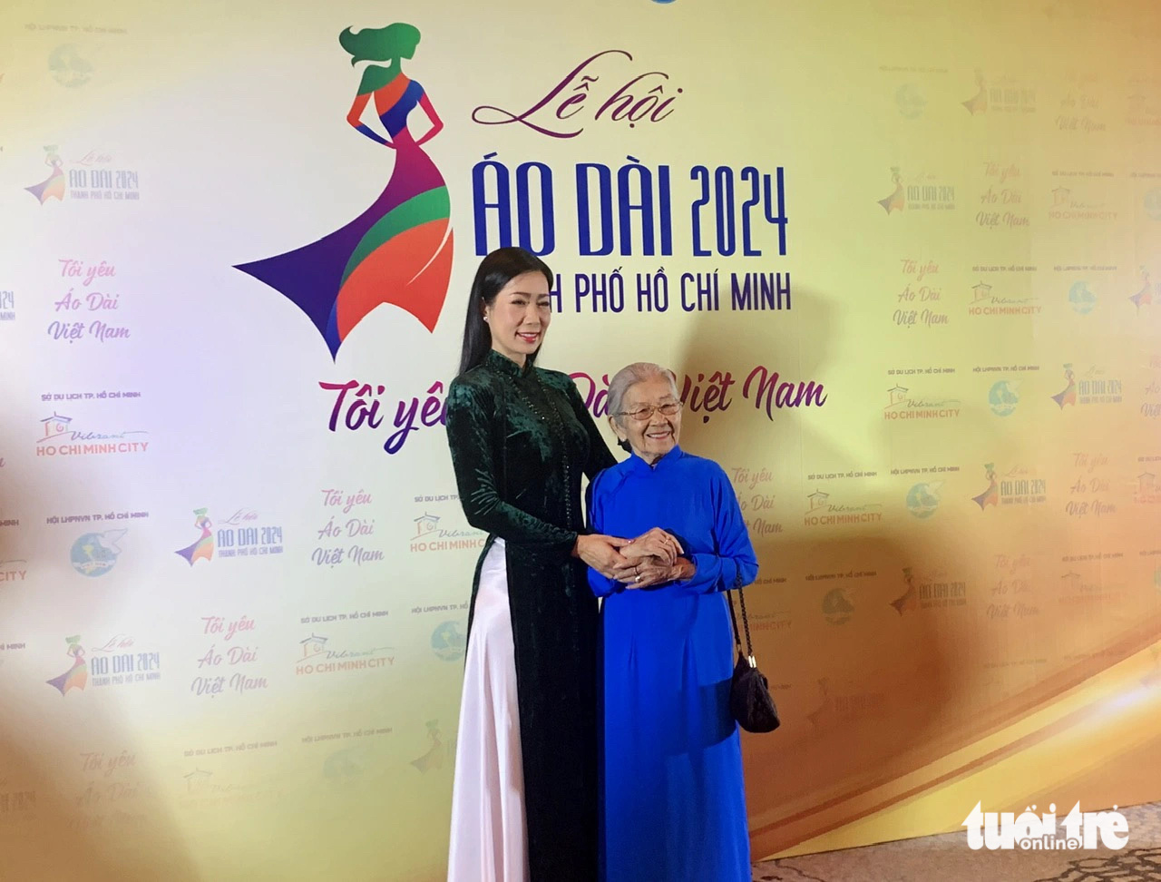 Nghệ sĩ Phi Điểu (bìa phải) và Trịnh Kim Chi tại buổi công bố Lễ hội Áo dài TP.HCM - Ảnh: HOÀI PHƯƠNG Nghệ sĩ Phi Điểu (phải) và nghệ sĩ Trịnh Kim Chi tại buổi công bố Lễ hội Áo dài TP.HCM - Ảnh: HOÀI PHƯƠNG