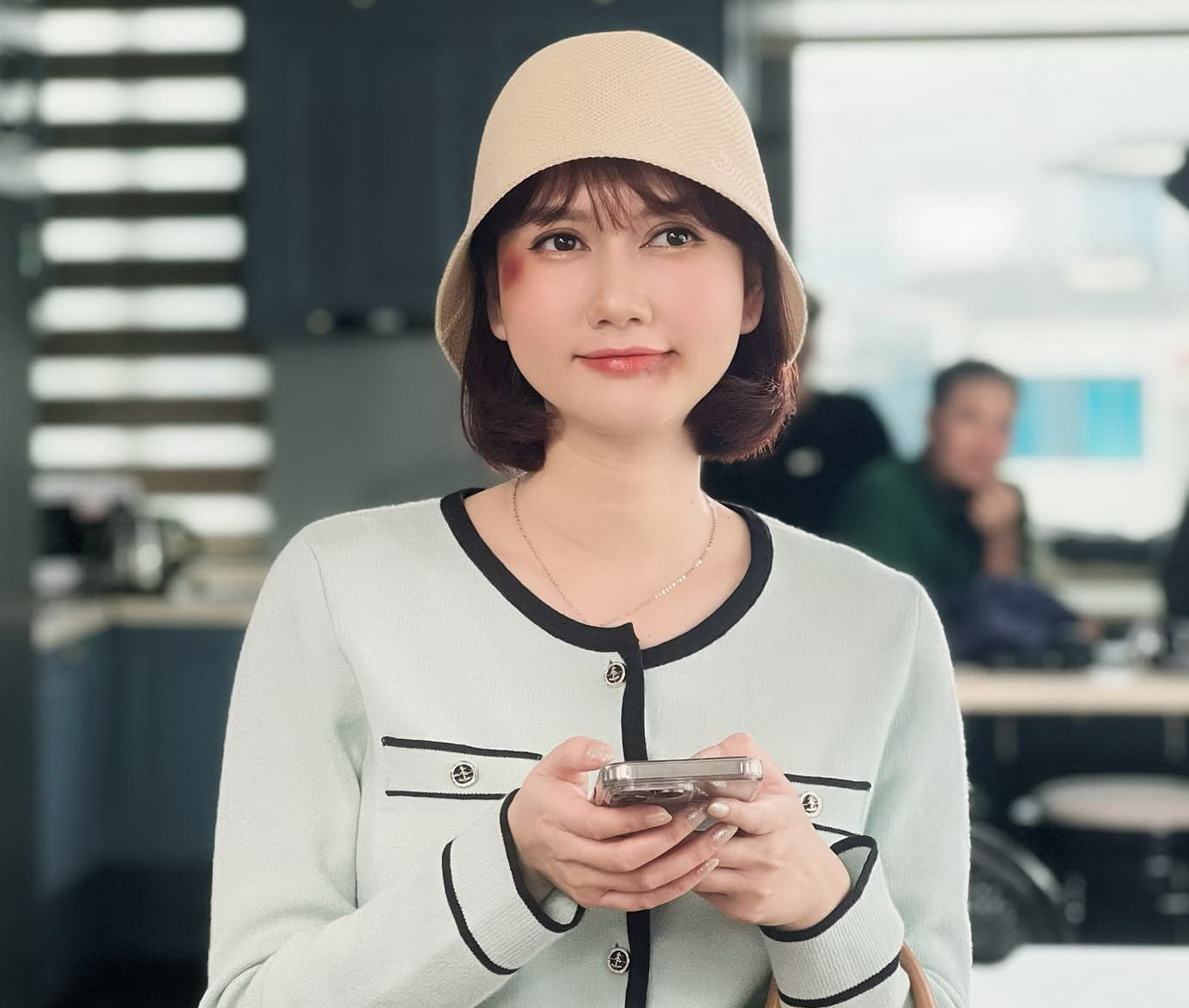 นักแสดงหญิงหวงเจียงหลังจากถ่ายทำฉากจากละครเรื่อง Diễn viên Hương Giang sau một cảnh quay Bên hiếu bên tình - Ảnh: FBNV