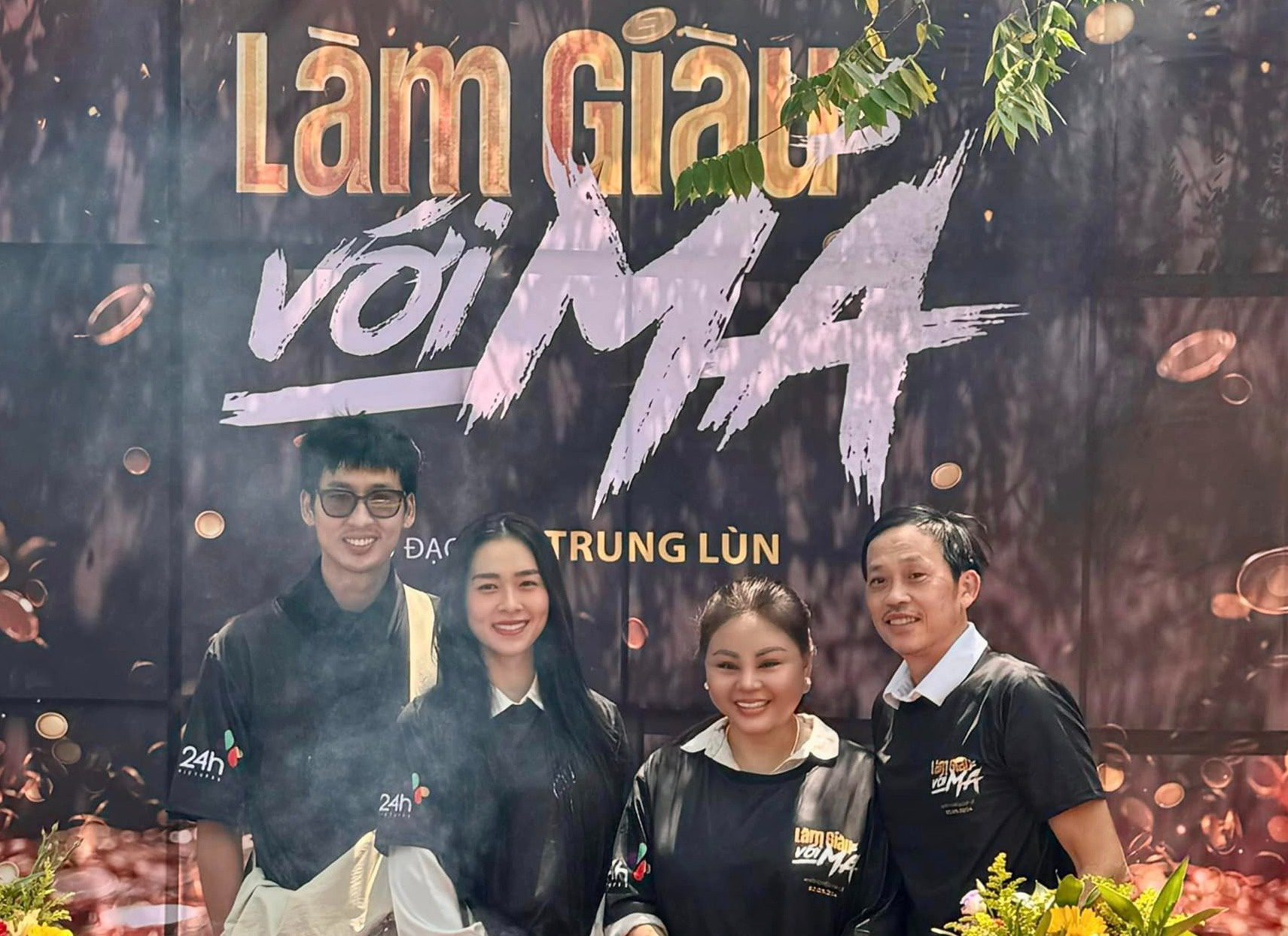 (Từ phải sang) Hoài Linh, Lê Giang, Diệp Bảo Ngọc, Tuấn Trần tại lễ khai máy phim điện ảnh Làm giàu với ma - Ảnh: ĐPCC Từ phải sang: Hoài Linh, Lê Giang, Diệp Bảo Ngọc, Tuấn Trần tại lễ khai máy phim điện ảnh Làm giàu với ma - Ảnh: Facebook Lê Giang