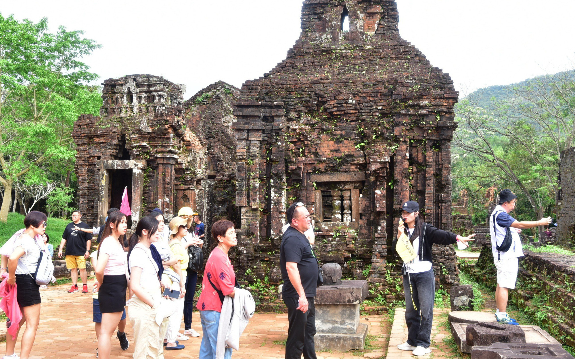Sang Nhật Bản, Hàn Quốc mời gọi đầu tư chứng khoán Việt- Ảnh 3. Khách Trung Quốc, Hàn Quốc chiếm hơn 40% lượt khách quốc tế đến Việt Nam