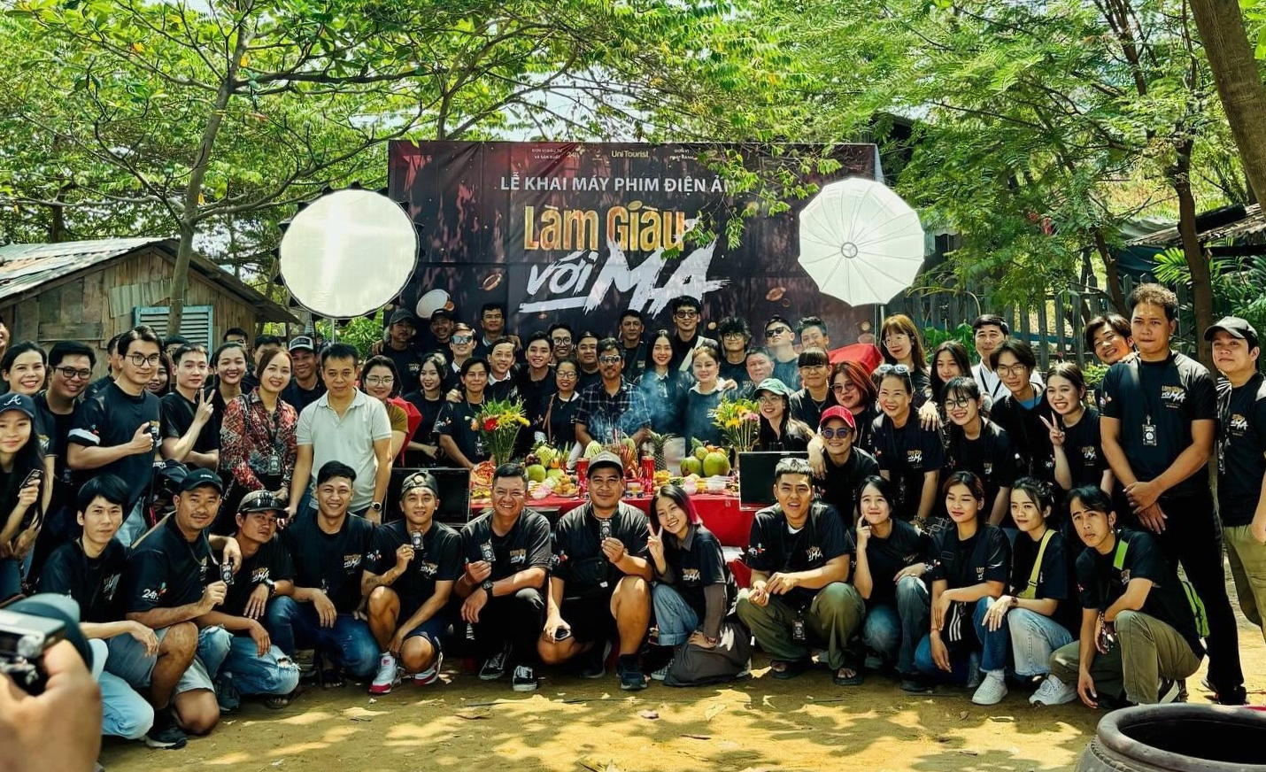 Đoàn phim Làm giàu với ma tại lễ khai máy - Ảnh: Facebook Diệp Bảo Ngọc Đoàn phim Làm giàu với ma tại lễ khai máy - Ảnh: Facebook Diệp Bảo Ngọc