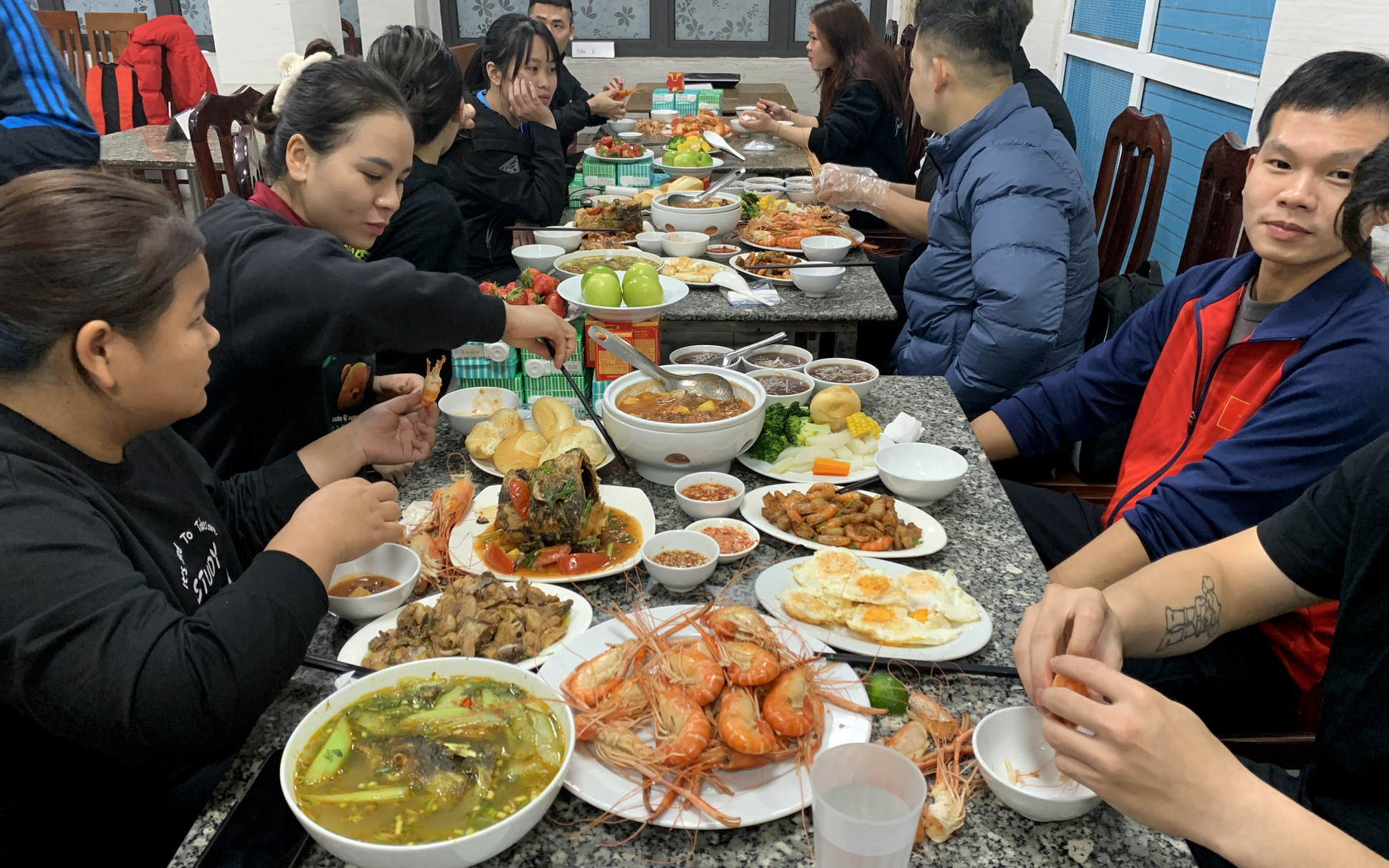 Bộ trưởng Nguyễn Văn Hùng: Lương thấp khó thu hút nhân tài trong lĩnh vực thể thao- Ảnh 2. Kiểm tra bữa ăn của vận động viên chuẩn bị cho Olympic Paris 2024