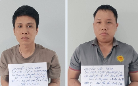 Dùng súng cướp tiệm vàng tại Bình Dương, bị bắt ở Campuchia- Ảnh 2. Bắt 3 nghi phạm vụ cướp tiệm vàng ở Bình Dương, 2 người còn lẩn trốn
