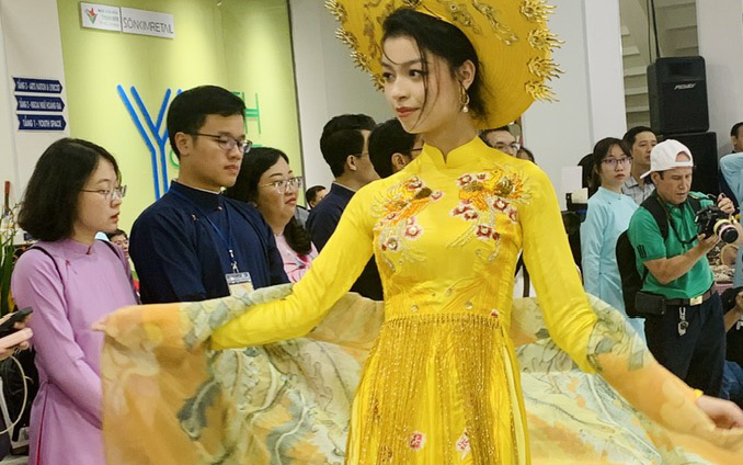 Áo dài thành di sản được không?- Ảnh 5. Nếu yêu áo dài, hãy chọn áo dài trong cả cuộc sống hằng ngày