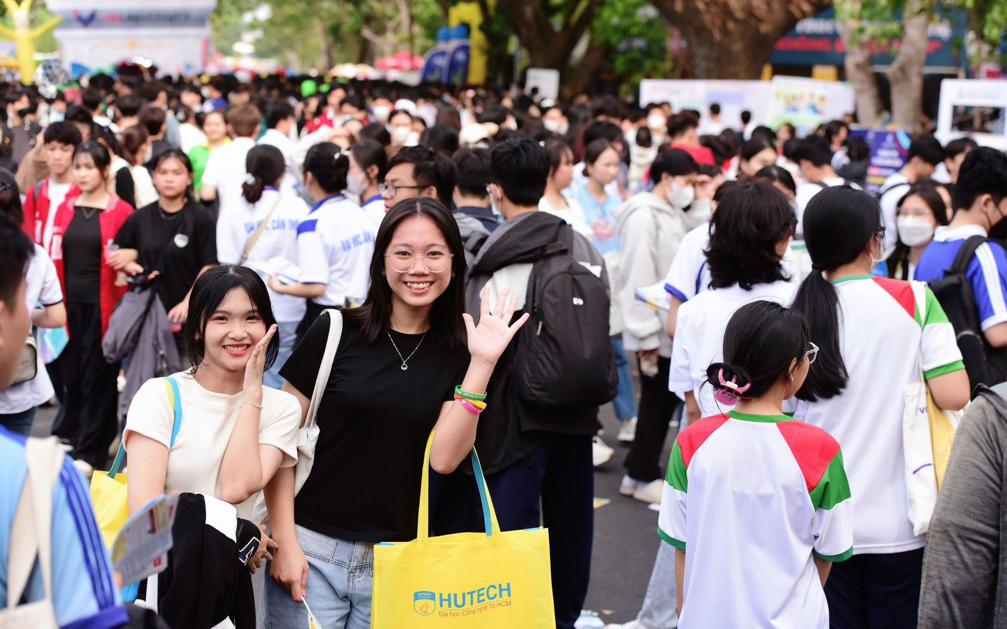 Đại học Quốc gia TP.HCM lần đầu đào tạo liên ngành, liên trường- Ảnh 2. Tư vấn tuyển sinh hướng nghiệp 'nóng' chuyện học phí, ngành học mới, liên ngành