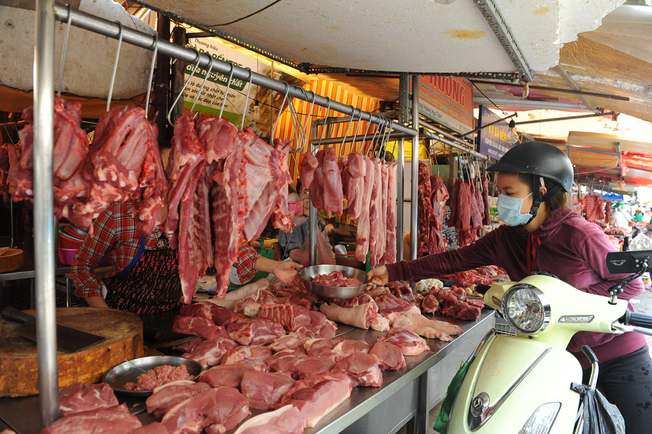 Mua đúng thực phẩm an toàn luôn là mong muốn của mọi người tiêu dùng. Trong ảnh: mua thịt heo tại chợ Hoàng Hoa Thám (Q.Tân Bình, TP.HCM) - Ảnh: TỰ TRUNG