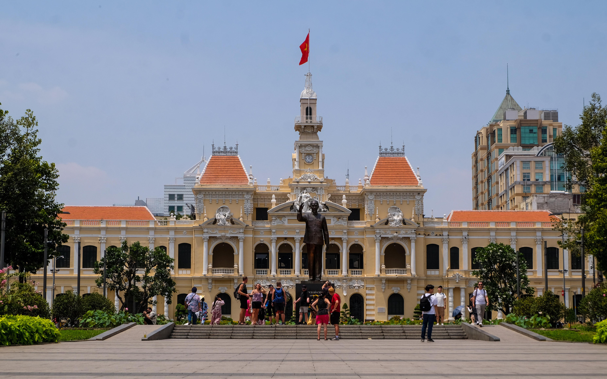 Ngắm Cung Thiếu nhi Hà Nội hơn 1.300 tỉ đồng sắp khánh thành- Ảnh 14. Công viên trước UBND TP.HCM có diện mạo mới