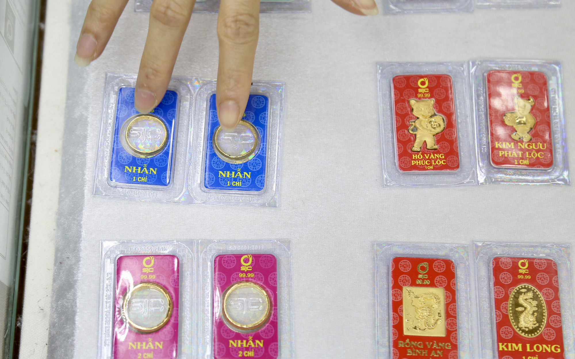 Giá vàng miếng SJC bốc hơi 1,5 triệu đồng/lượng- Ảnh 2. Giá vàng nhẫn 9999 vượt 71,1 triệu đồng/lượng, mỗi nơi một giá