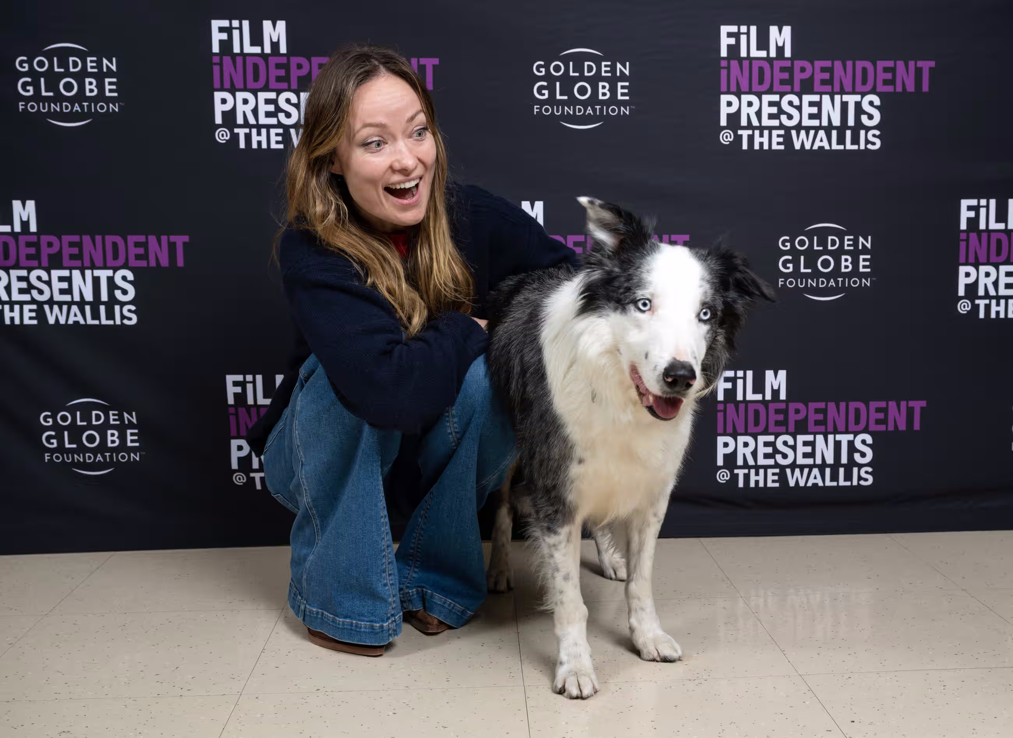El perro de Messi tiene prohibido asistir a los Oscar 2024 - Foto 2. Nữ diễn viên kiêm đạo diễn Olivia Wilde thích thú khi chụp ảnh cùng Messi - Ảnh: GETTY IMAGES