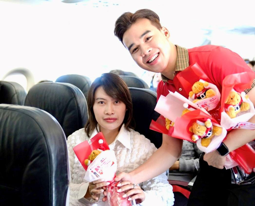 Nam tiếp viên Vietjet hòa giọng hát tặng khách nữ trên chuyến bay ngày 8-3- Ảnh 3. Nam tiếp viên Vietjet hòa giọng hát tặng khách nữ trên chuyến bay ngày 8-3- Ảnh 3.