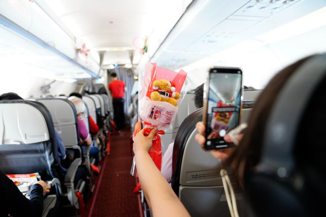 Nam tiếp viên Vietjet hòa giọng hát tặng khách nữ trên chuyến bay ngày 8-3- Ảnh 4. Nam tiếp viên Vietjet hòa giọng hát tặng khách nữ trên chuyến bay ngày 8-3- Ảnh 4.