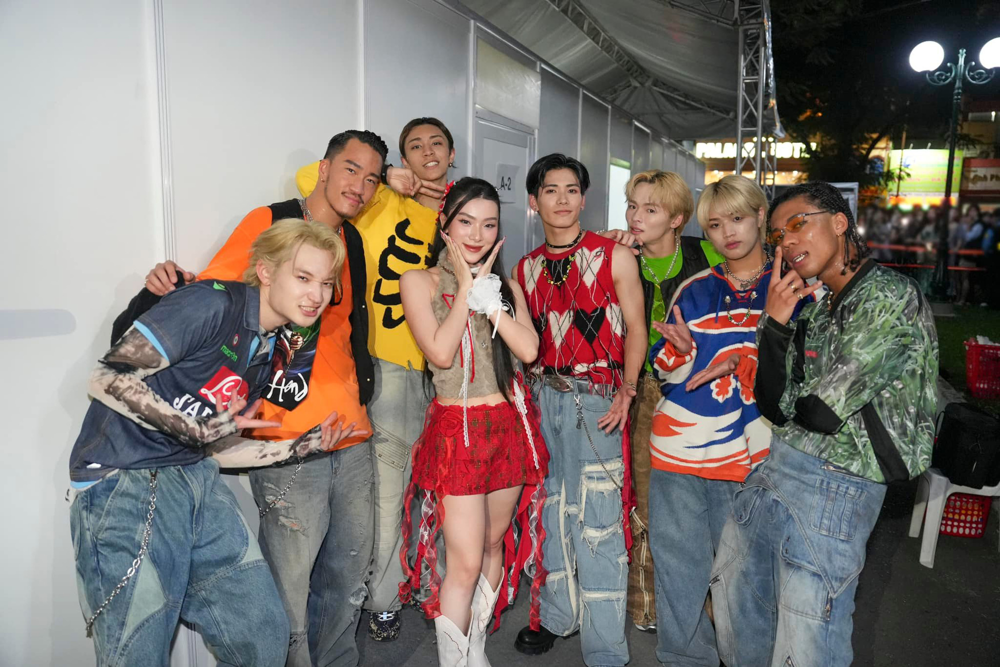 Psychic Fever śpiewa po wietnamsku, współpracując ze piosenkarką My My podczas specjalnego występu No One else but you - Zdjęcie: Psychic Fever Psychic Fever hát tiếng Việt, kết hợp cùng ca sĩ Mỹ Mỹ trong tiết mục đặc biệt Không ai khác ngoài em - Ảnh: Psychic Fever