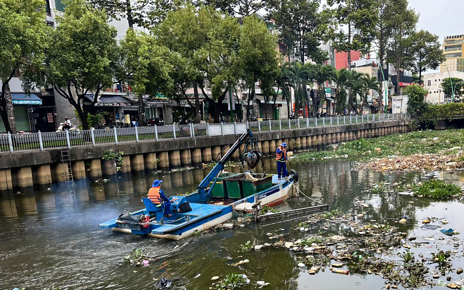 Đơn vị vớt rác trên kênh Nhiêu Lộc - Thị Nghè: Vẫn 'tự túc' hoạt động, chưa có kinh phí - Ảnh 2.