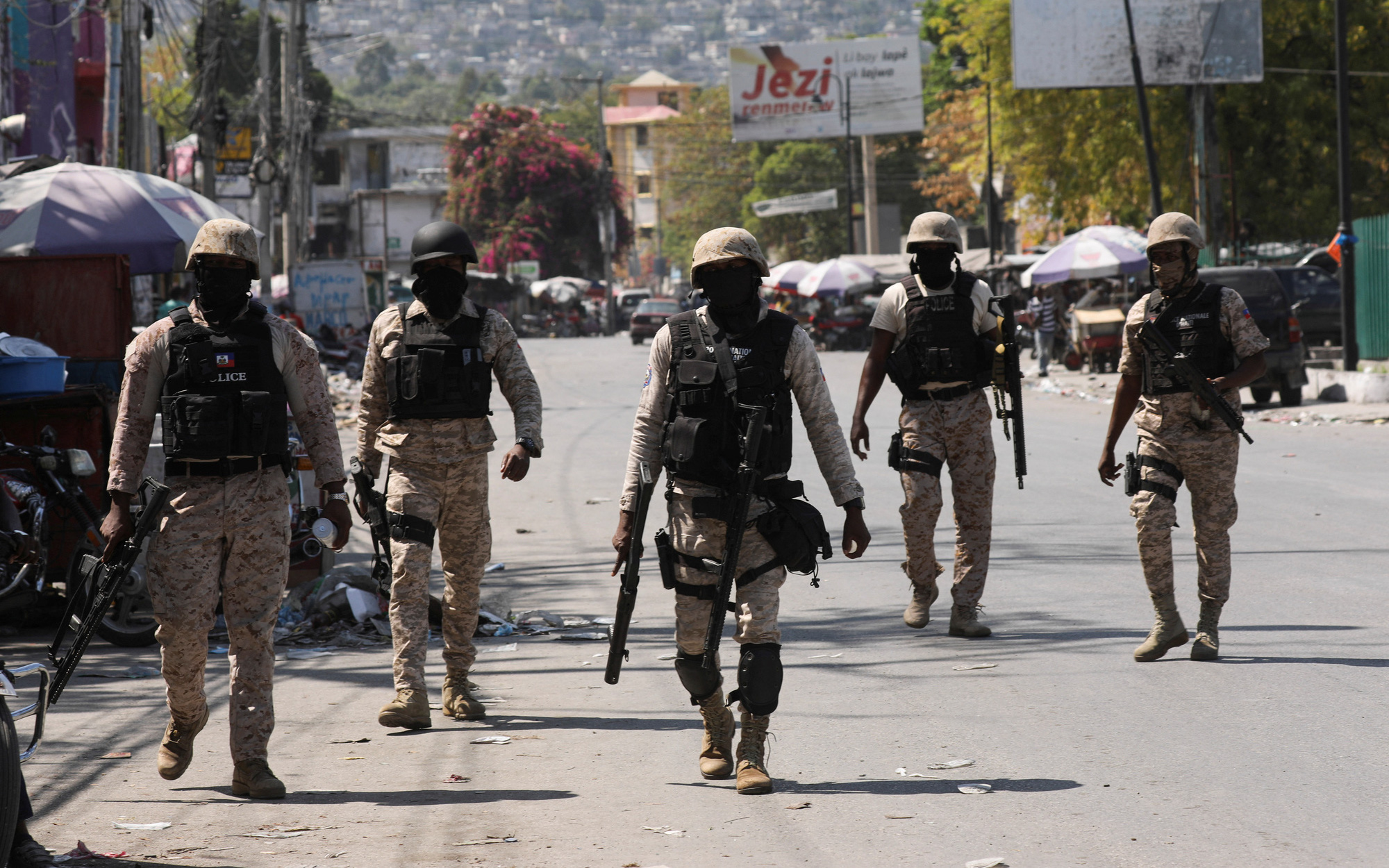Haiti tràn ngập các băng nhóm vũ trang, ngân hàng trung ương bị tấn công- Ảnh 3. Phương Tây tháo chạy khỏi Haiti vì tràn ngập bạo lực băng đảng