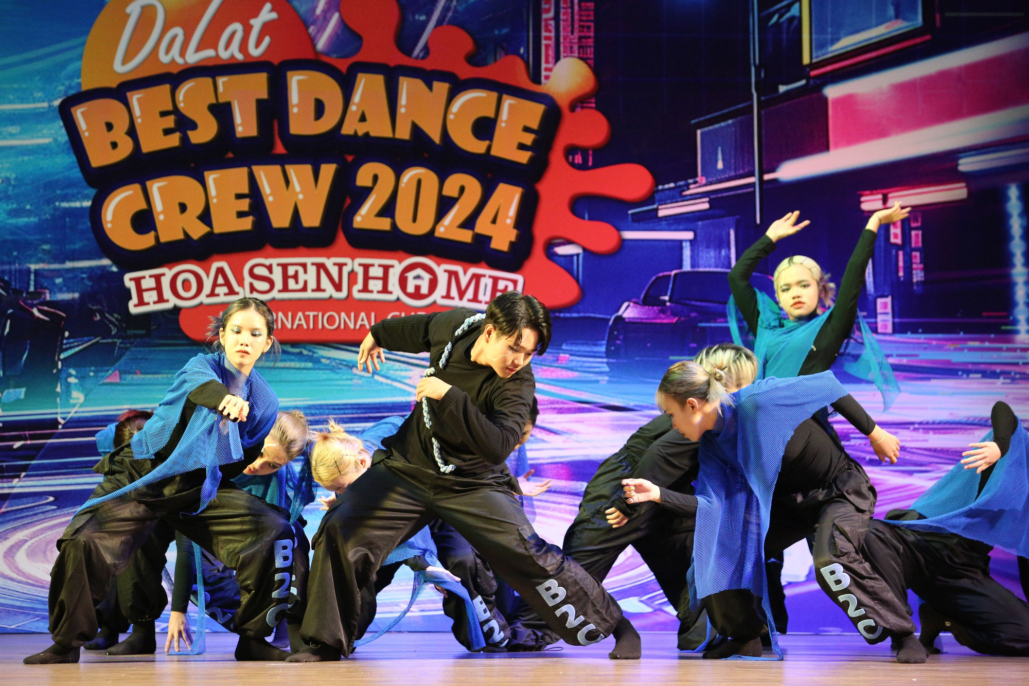 ព័ត៌មានកំសាន្ត ១១-៣៖ នៅពីក្រោយឈុតឆាកអាក្រាតកាយរបស់ John Cena ក្នុងកម្មវិធី Oscars ត្រូវបានបង្ហាញ - រូបថត ៤. Nhóm nhảy B2C của Trường đại học Hoa Sen - Ảnh: BTC