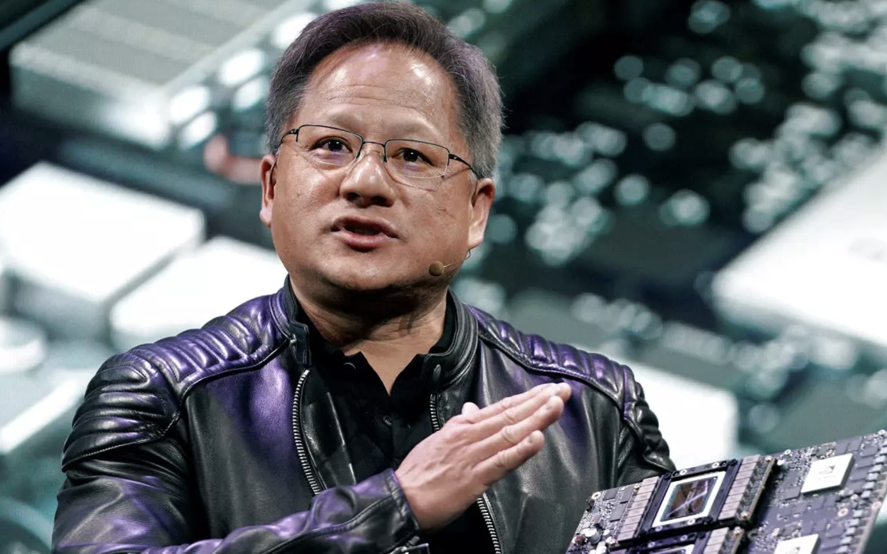 Nvidia ra mắt chip AI ‘mạnh nhất thế giới’, nhanh gấp 30 lần phiên bản cũ- Ảnh 2. Nvidia bị kiện vì xài dữ liệu trái phép để đào tạo AI NeMo