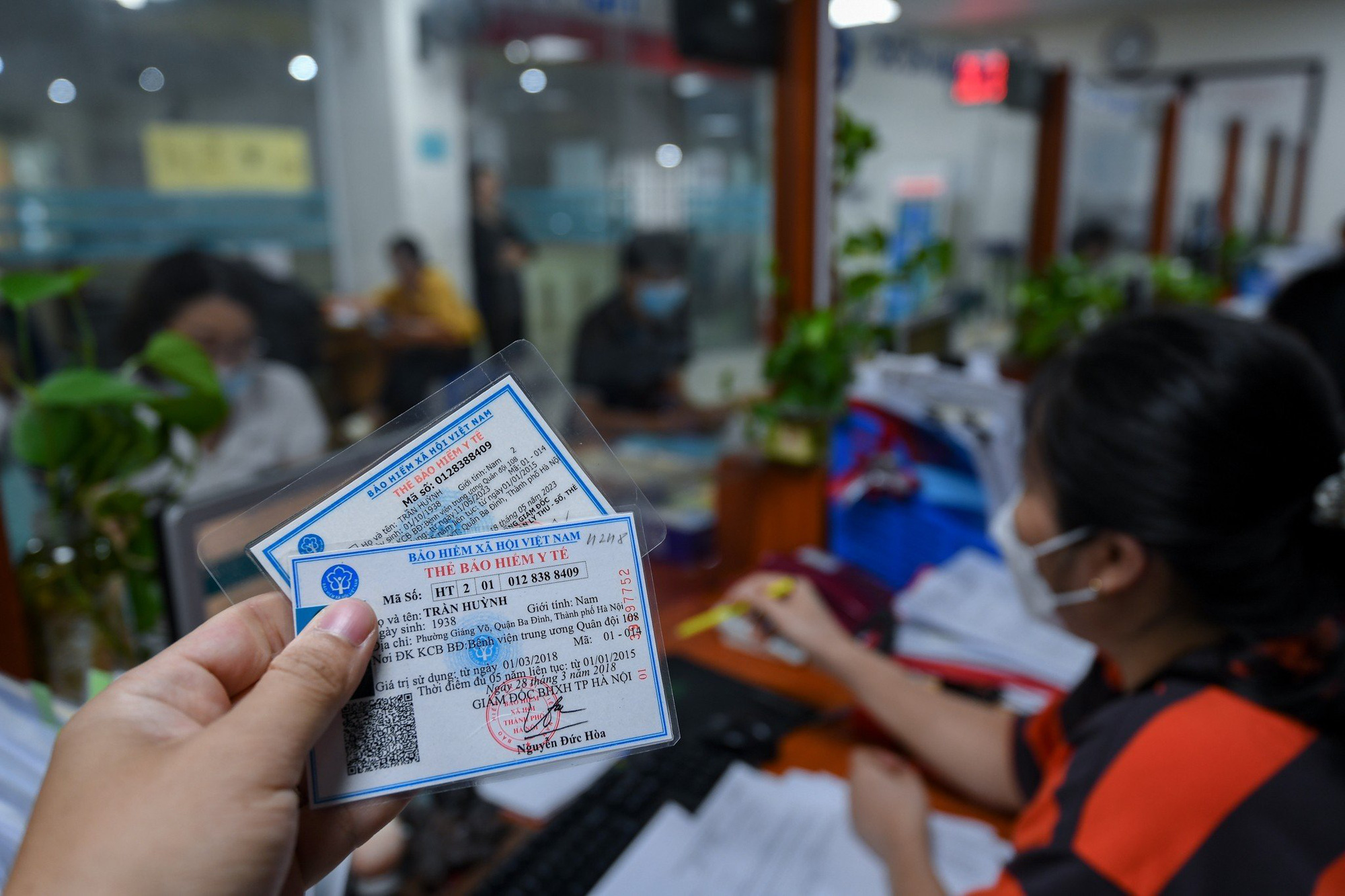 6 tháng có hơn 89 triệu lượt khám chữa bệnh bảo hiểm y tế, chi trả cho người bệnh gần 67.000 tỉ đồng- Ảnh 1. Người đi khám chữa bệnh bảo hiểm y tế gia tăng trong 6 tháng đầu năm - Ảnh minh họa: NAM TRẦN