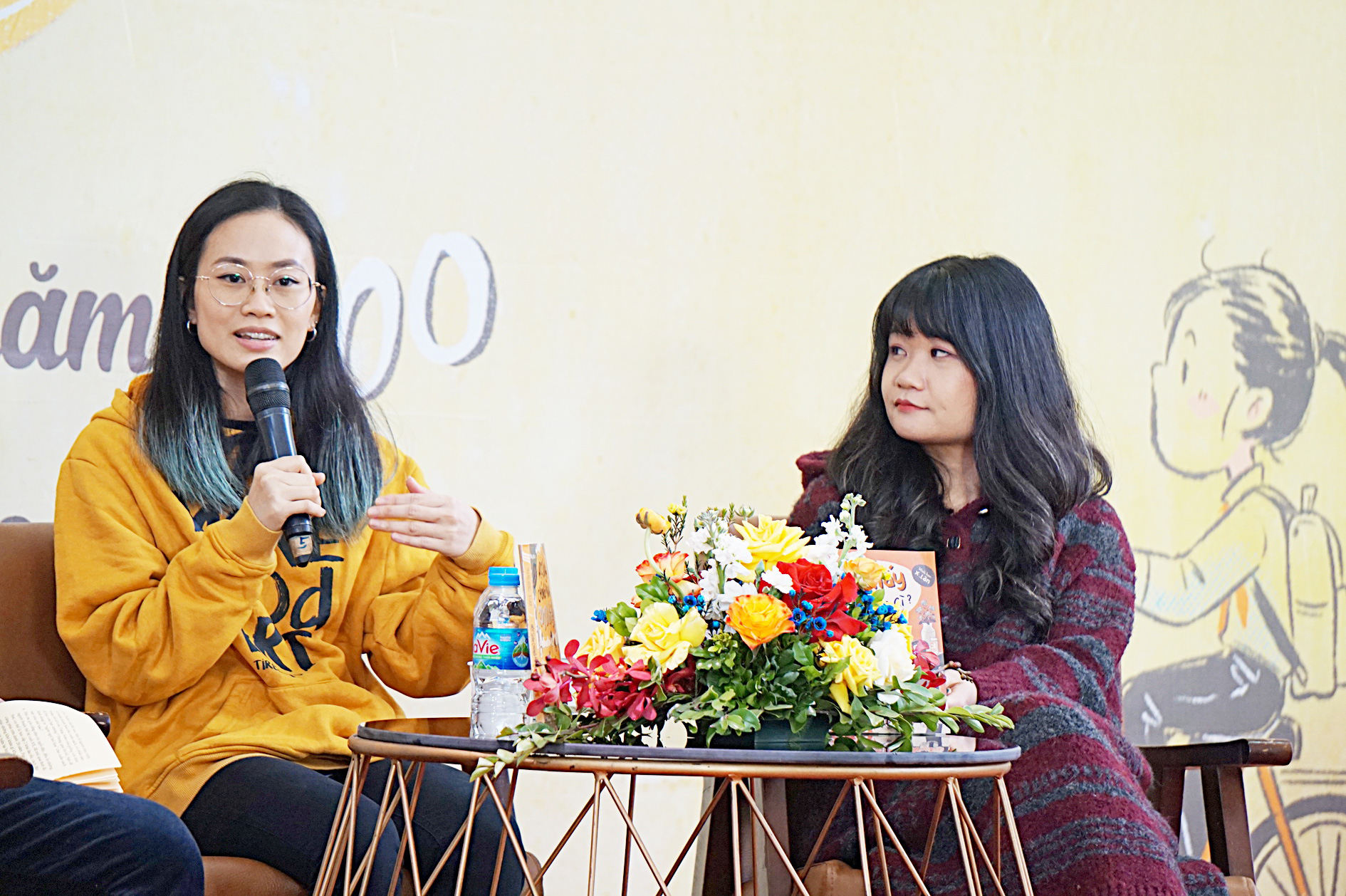 Họa sĩ X.Lan (trái) và Trang Neko tại buổi ra mắt sách Học sinh chúng mình 2000 hồi ấy - Ảnh: T.ĐIỂU