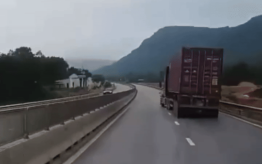 Bị cảnh sát kiểm tra, xe bán tải bỏ chạy, tông hàng loạt xe và người trên phố- Ảnh 2. Tài xế xe container tông xe cảnh sát, lạng lách trên cao tốc bỏ chạy